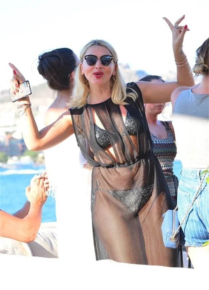 Hadise'ye yaz yeni geldi
