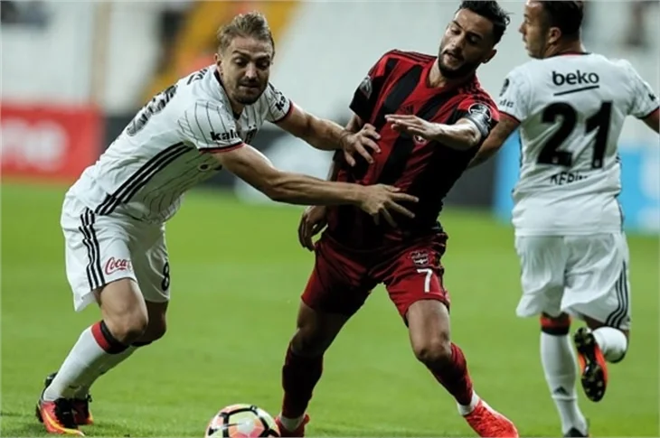 Caner, Şükran'a aşkını yeşil sahadan da haykırdı: ŞUKOM