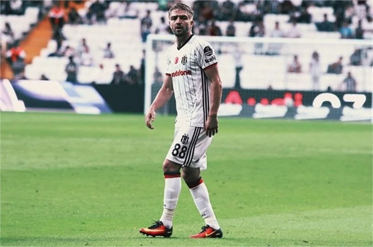 Caner, Şükran'a aşkını yeşil sahadan da haykırdı: ŞUKOM