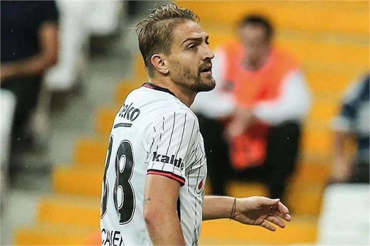 Caner, Şükran'a aşkını yeşil sahadan da haykırdı: ŞUKOM