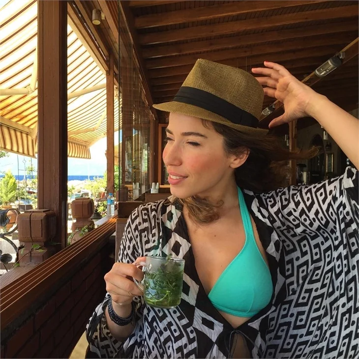 Burcu Güneş tatilde