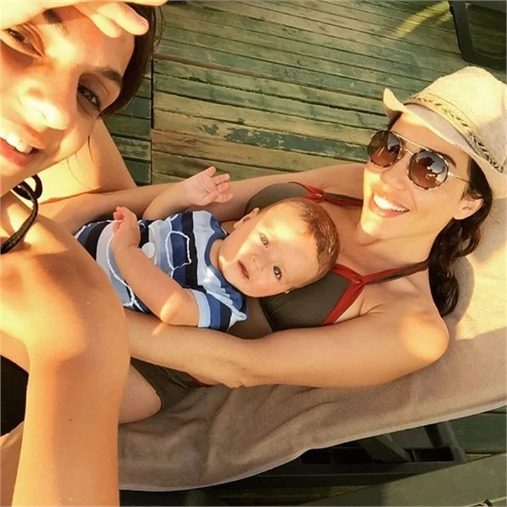 Burcu Güneş tatilde