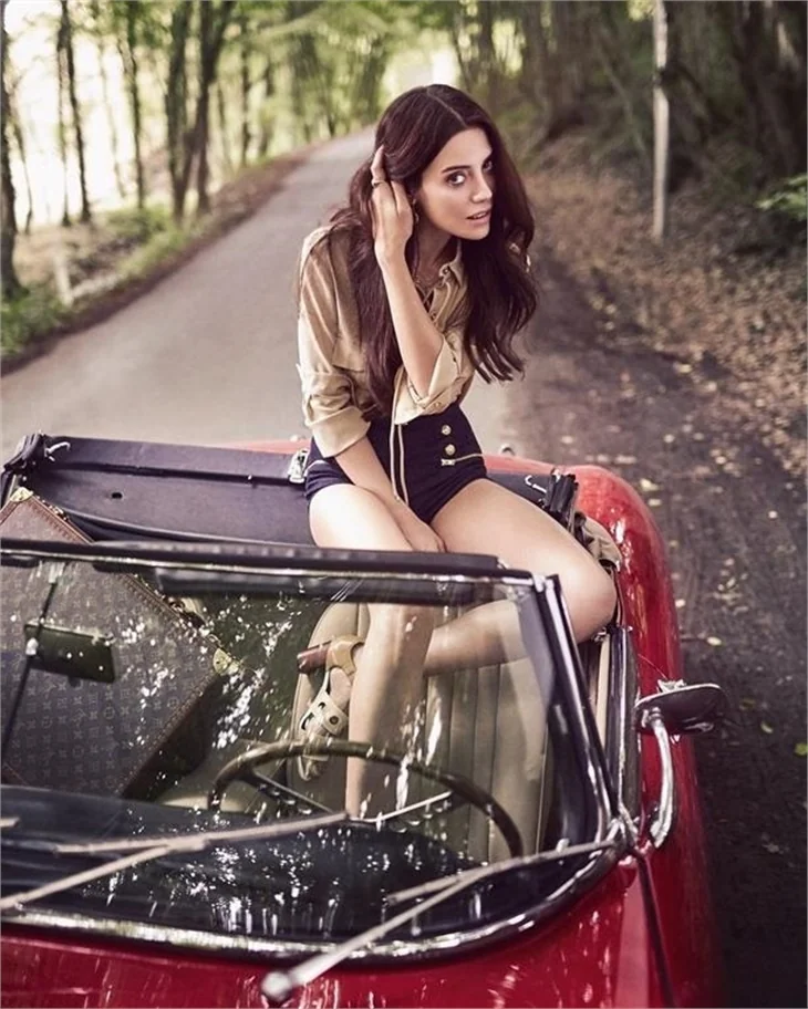 Cansu Dere'nin dizi aşkı belli oldu!