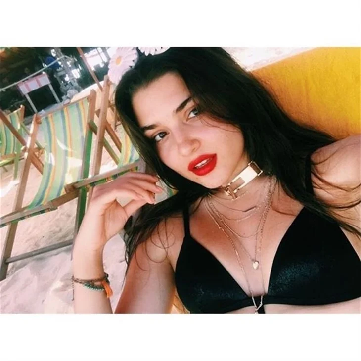 Hande Erçel tarzıyla şaşırttı