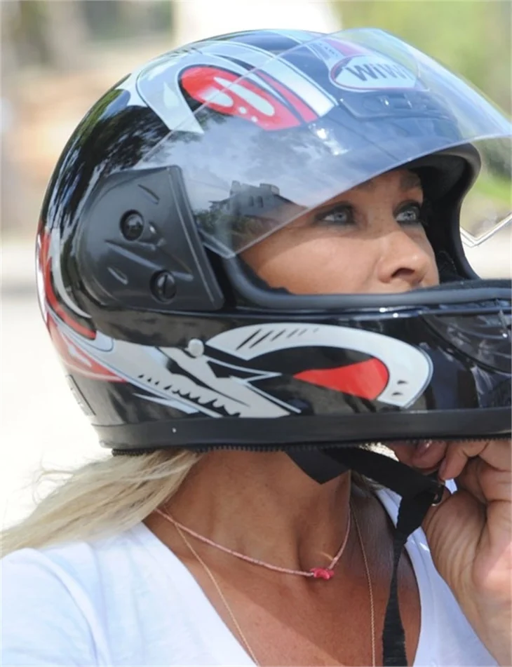 Hülya Avşar Ayvalık'ı motosikletle dolaşıyor