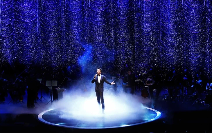 Tarkan eşini oynattı!