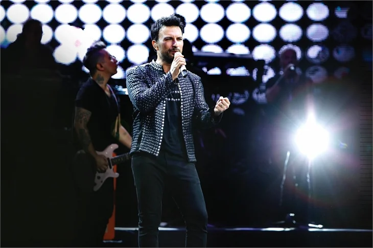 Tarkan eşini oynattı!