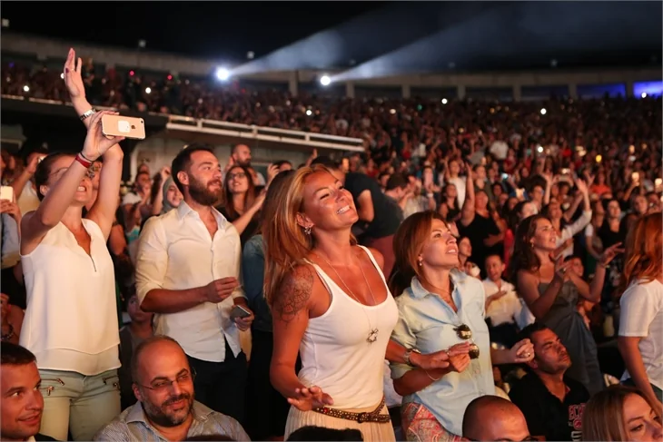 Tarkan eşini oynattı!