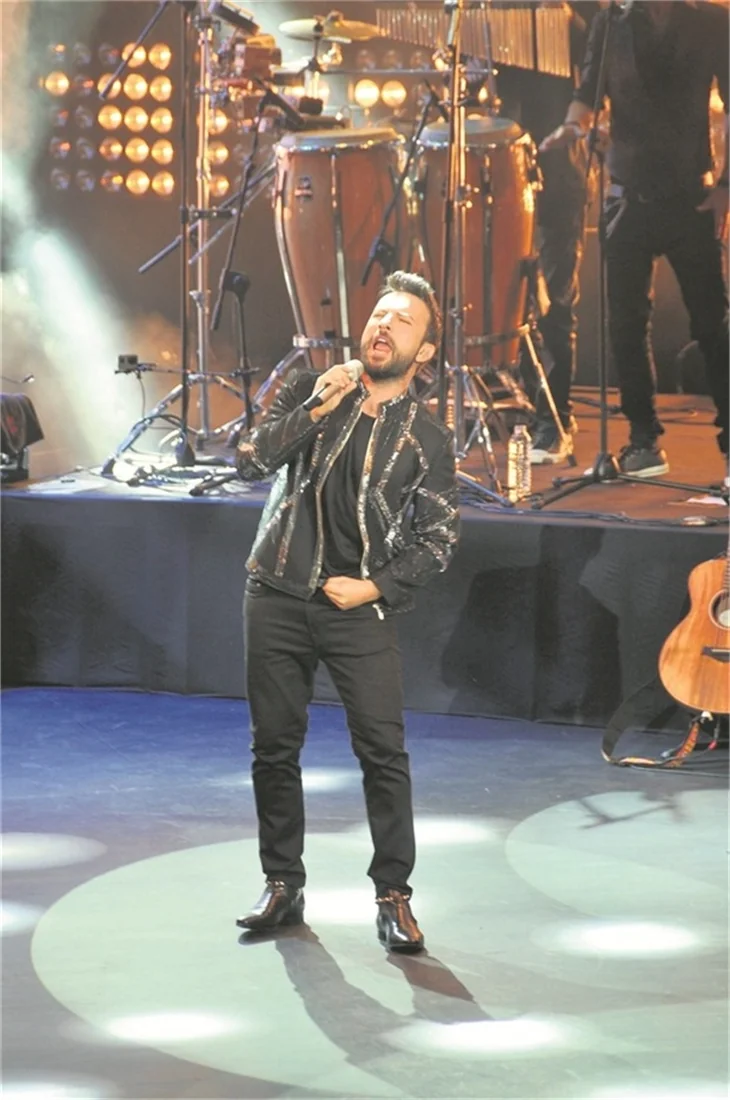 Tarkan eşini oynattı!