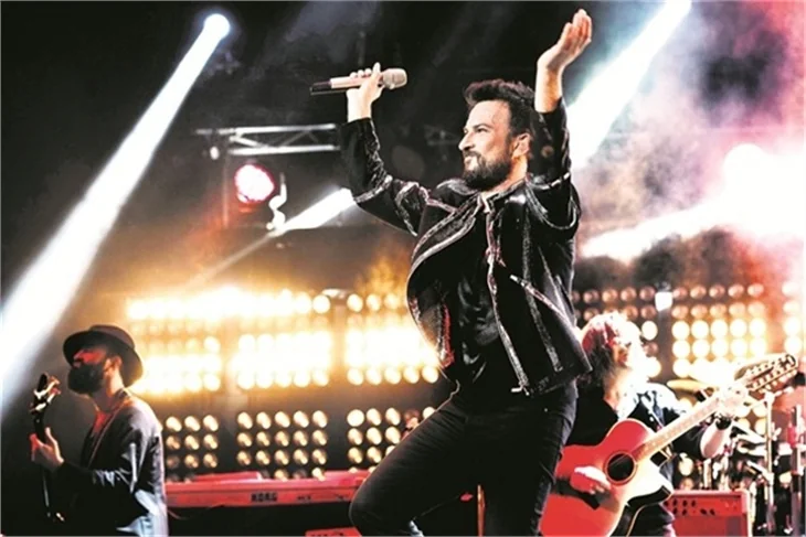 Tarkan eşini oynattı!