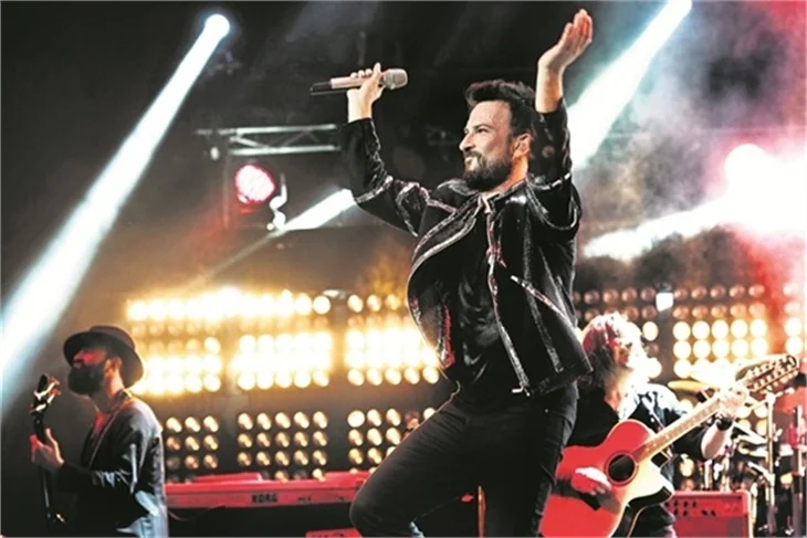 Tarkan eşini oynattı!