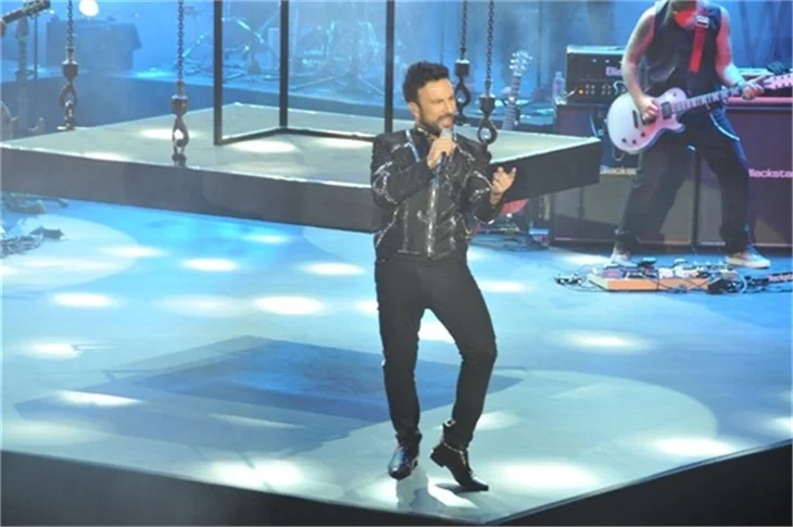 Tarkan eşini oynattı!