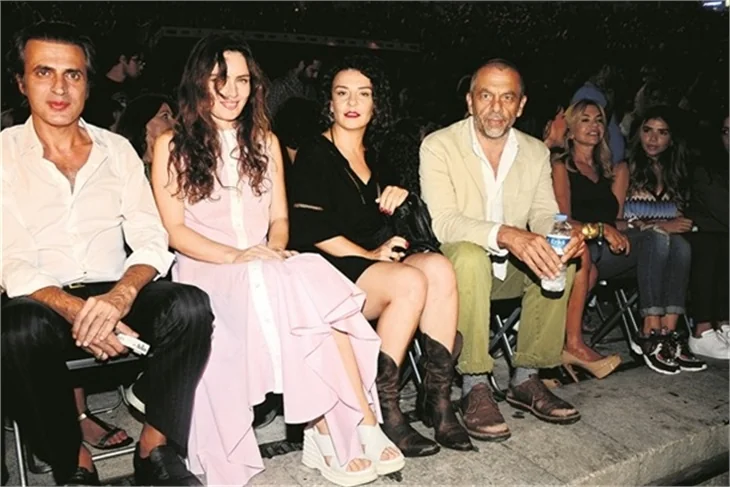 Tarkan eşini oynattı!
