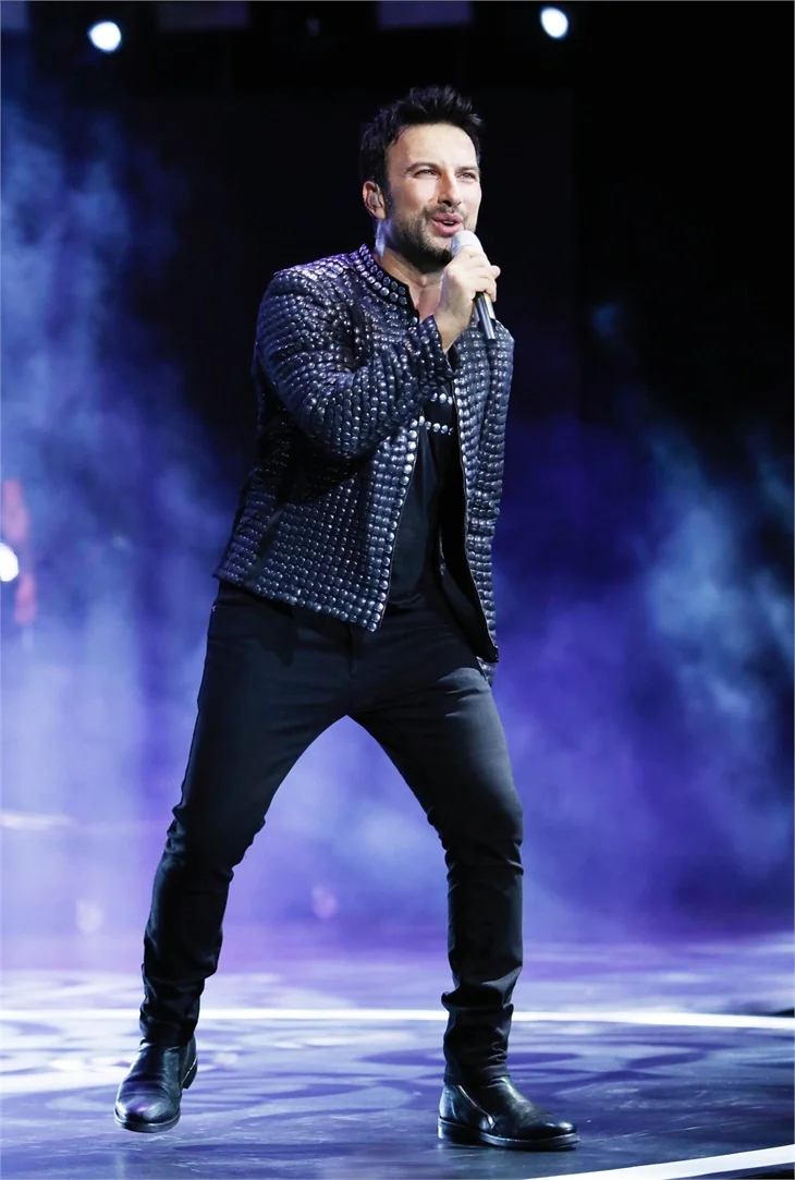 Tarkan eşini oynattı!
