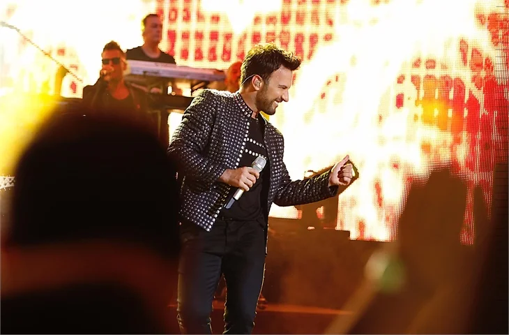 Tarkan eşini oynattı!
