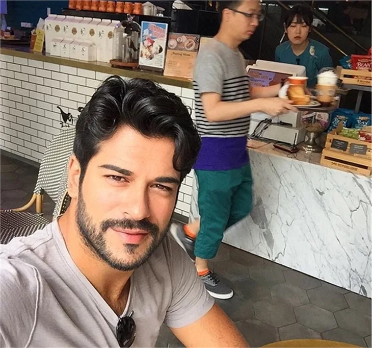 Burak Özçivit ve Hilal Saral'ın Seul turu