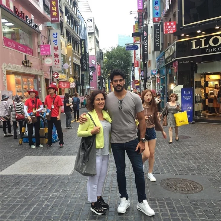 Burak Özçivit ve Hilal Saral'ın Seul turu