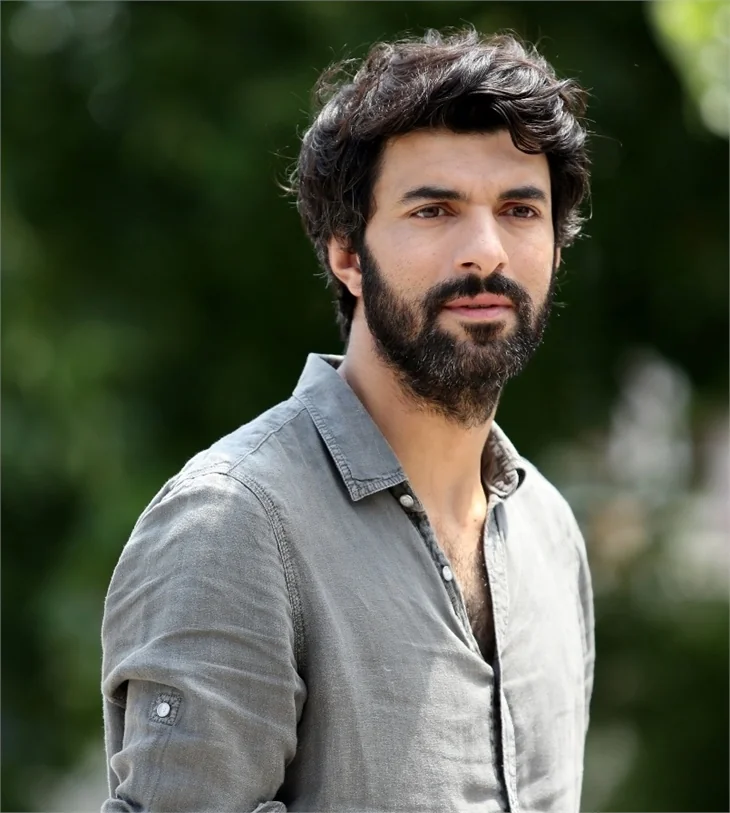 Serenay Sarıkaya ile Engin Akyürek aynı dizide!