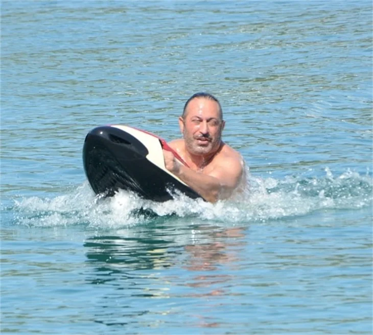 Cem Yılmaz, Ahu Yağtu ve oğlu Kemal ile tatilde