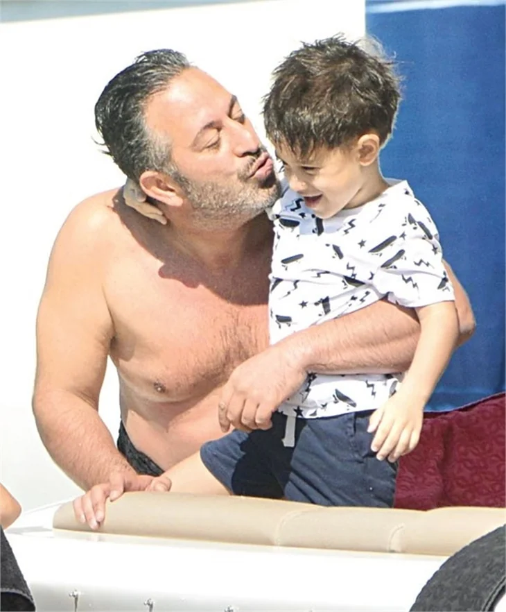 Cem Yılmaz, Ahu Yağtu ve oğlu Kemal ile tatilde