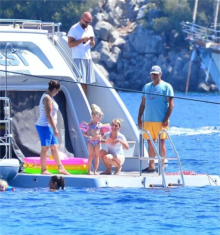 Yasemin Özilhan eşi ve çocuklarıyla Bodrum tatilinde
