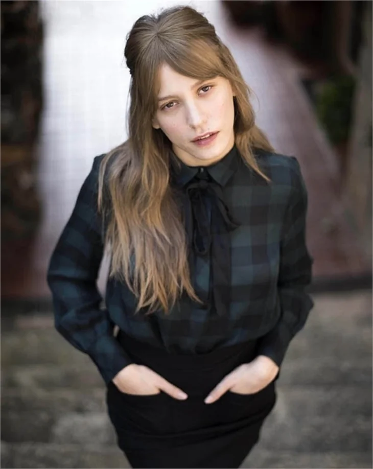 Serenay Sarıkaya okul yıllarına döndü