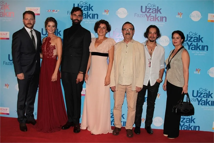 'Çok Uzak Fazla Yakın'ın galasına büyük ilgi!