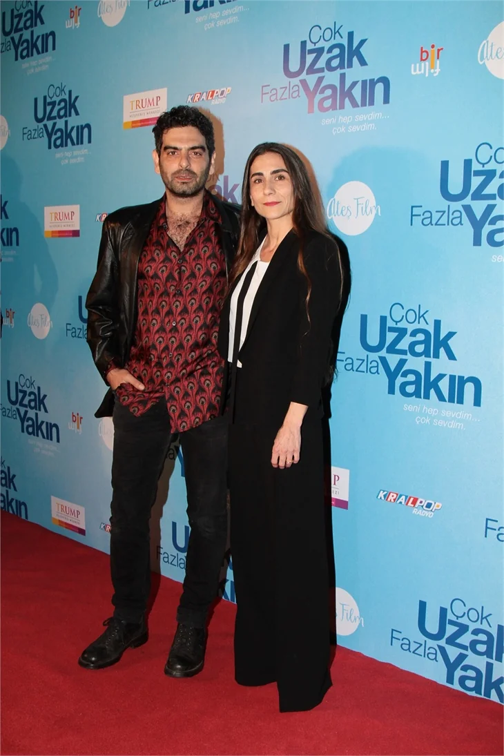 'Çok Uzak Fazla Yakın'ın galasına büyük ilgi!