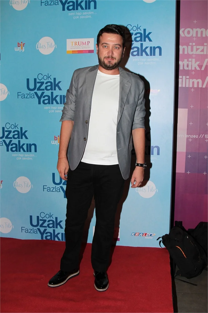 'Çok Uzak Fazla Yakın'ın galasına büyük ilgi!