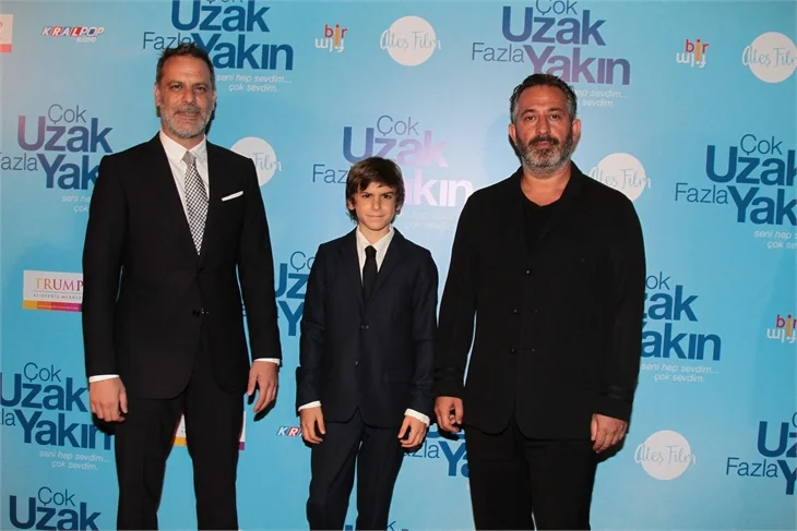 'Çok Uzak Fazla Yakın'ın galasına büyük ilgi!