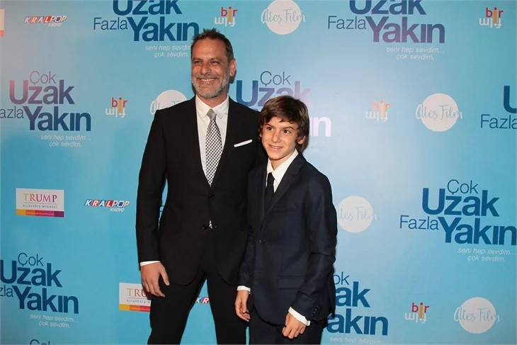 'Çok Uzak Fazla Yakın'ın galasına büyük ilgi!