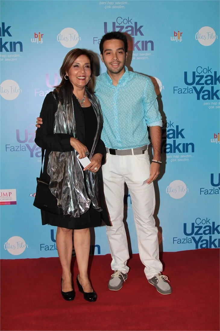 'Çok Uzak Fazla Yakın'ın galasına büyük ilgi!
