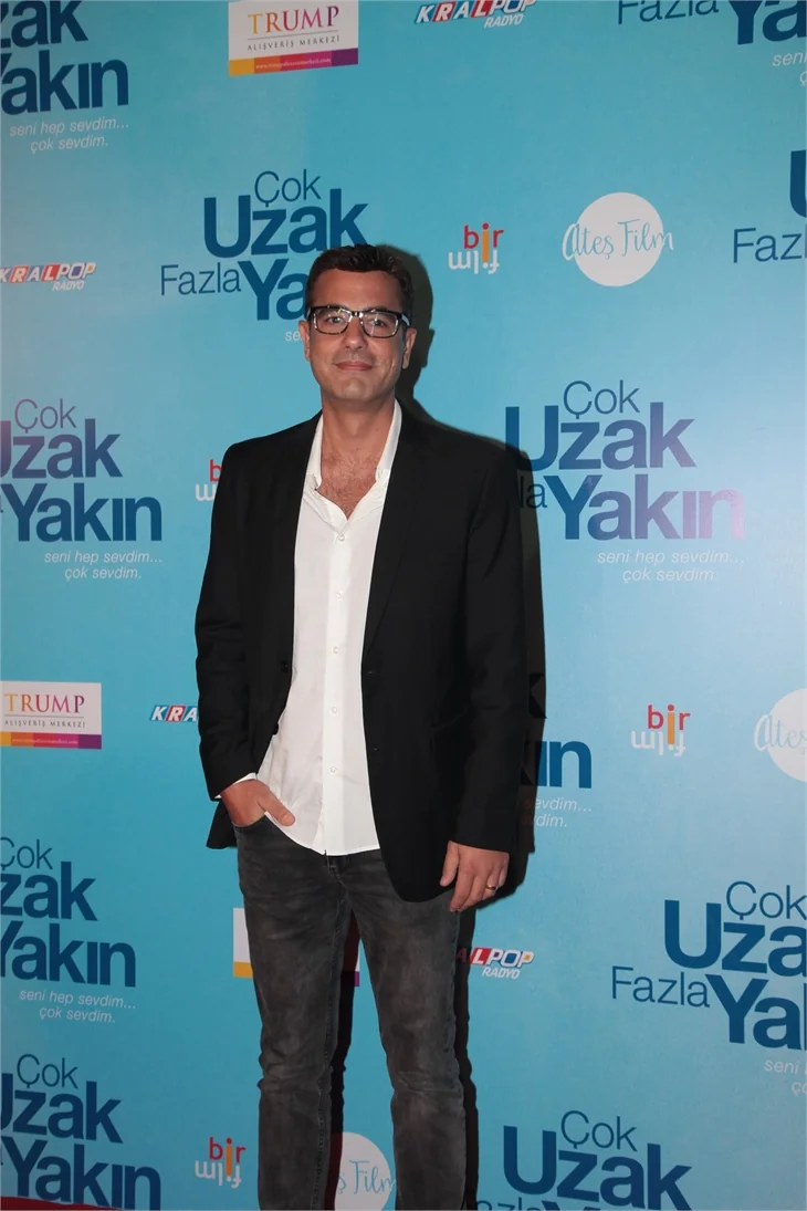 'Çok Uzak Fazla Yakın'ın galasına büyük ilgi!