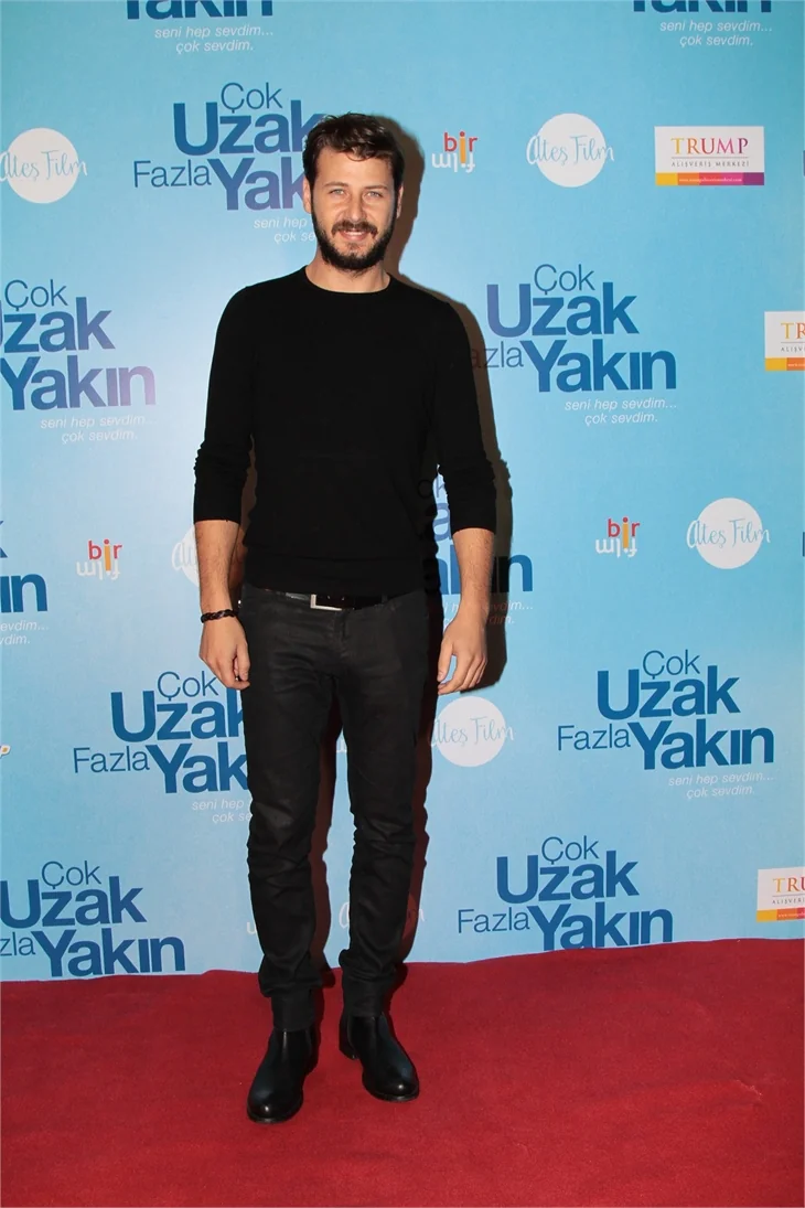 'Çok Uzak Fazla Yakın'ın galasına büyük ilgi!