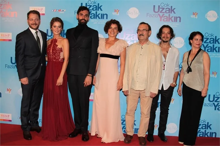'Çok Uzak Fazla Yakın'ın galasına büyük ilgi!