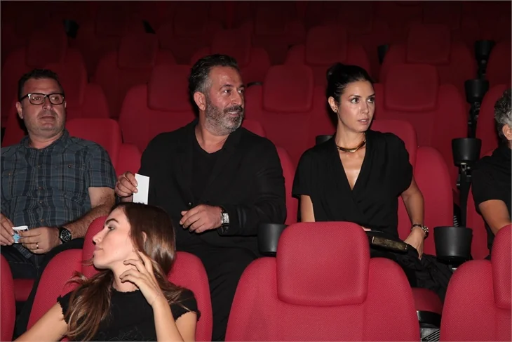 'Çok Uzak Fazla Yakın'ın galasına büyük ilgi!