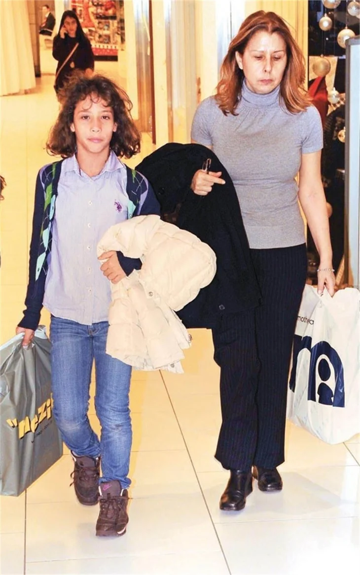 Nilüfer kızı Ayşe Nazlı ile alışverişte