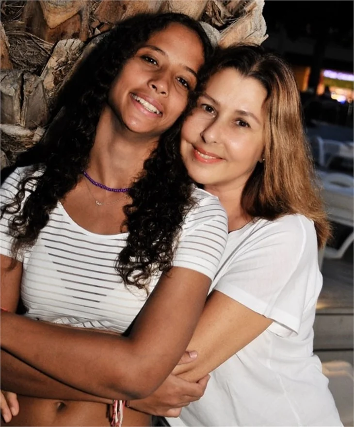 Nilüfer kızı Ayşe Nazlı ile alışverişte