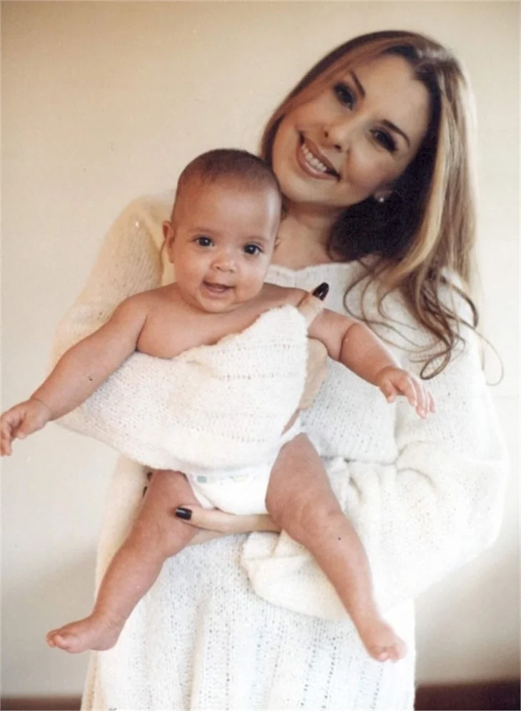 Nilüfer kızı Ayşe Nazlı ile alışverişte