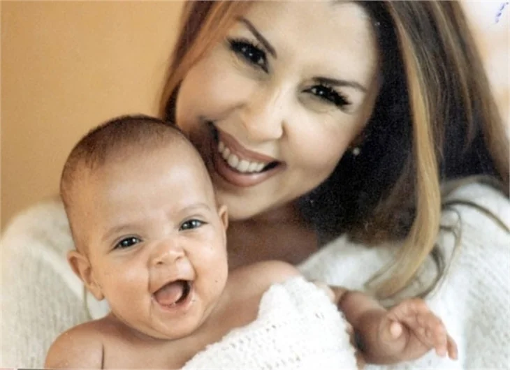 Nilüfer kızı Ayşe Nazlı ile alışverişte