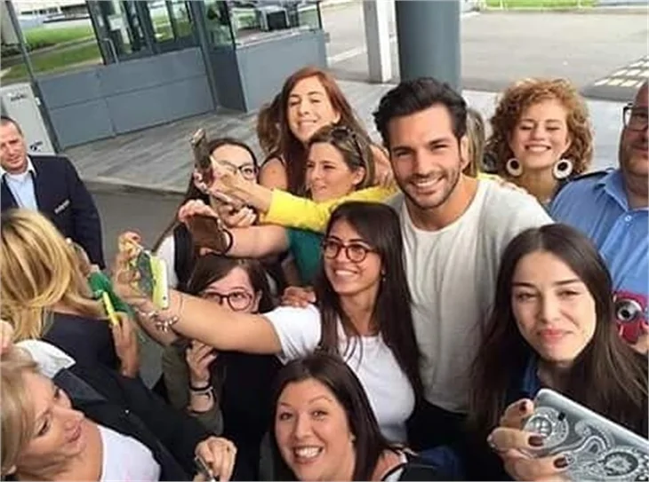 İtalya'da Serkan Çayoğlu ve Özge Gürel izdihamı