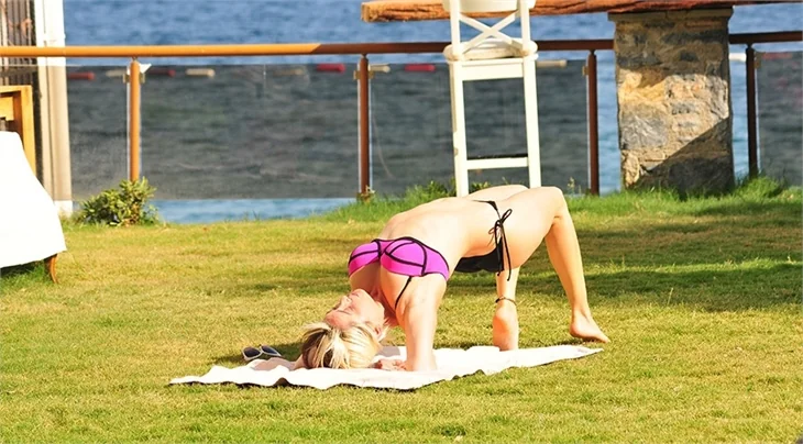 Elif Kaya konser öncesi yoga yaptı