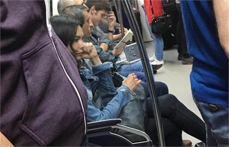 Hande Ataizi Osmanbey metrosunda