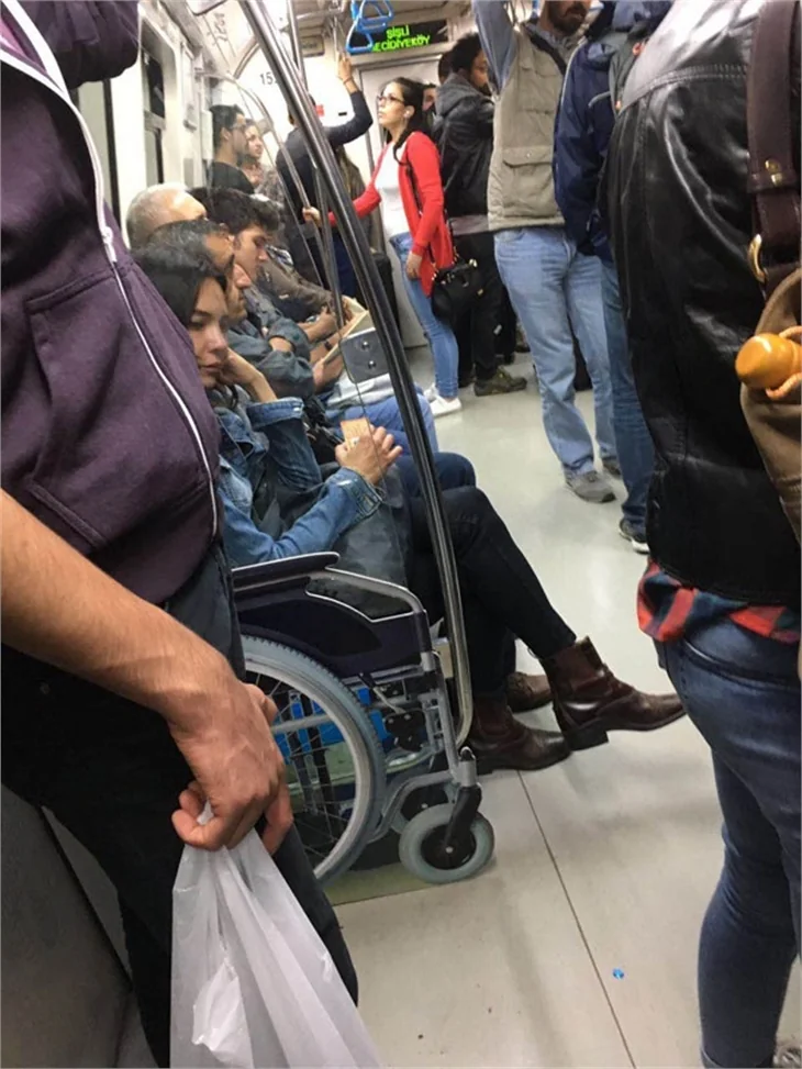Hande Ataizi Osmanbey metrosunda