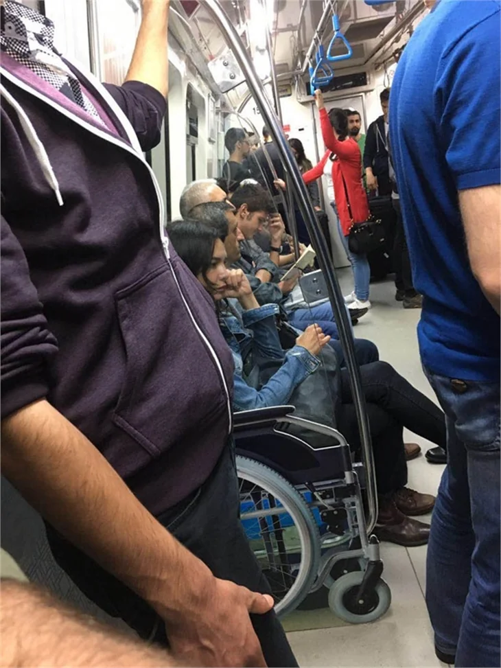 Hande Ataizi Osmanbey metrosunda