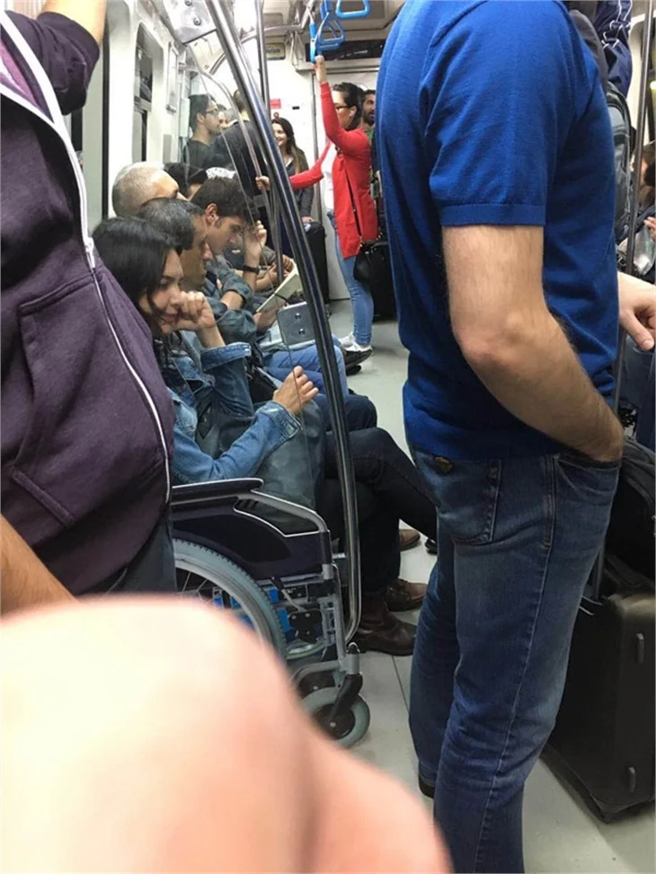 Hande Ataizi Osmanbey metrosunda