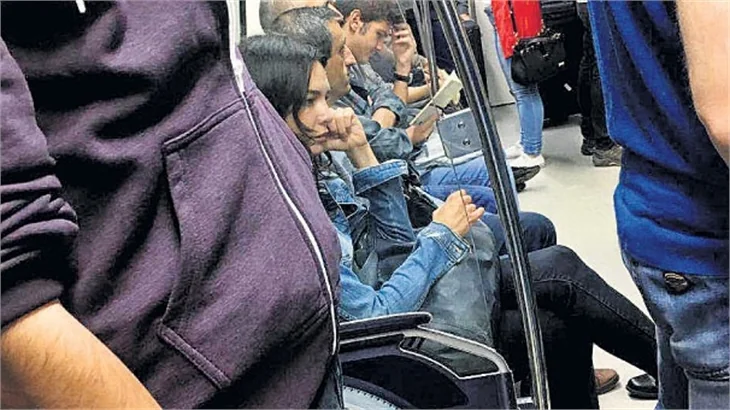 Hande Ataizi Osmanbey metrosunda