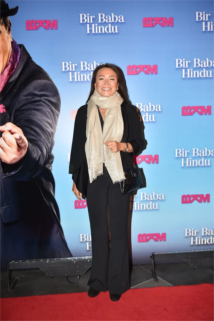 "Bir Baba Hindu"nun galasında yıldız geçidi!