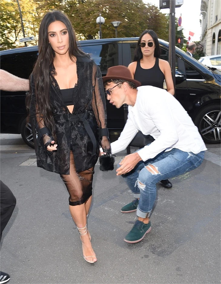 Kim Kardashian'ın kalçasını öpmeye çalıştı