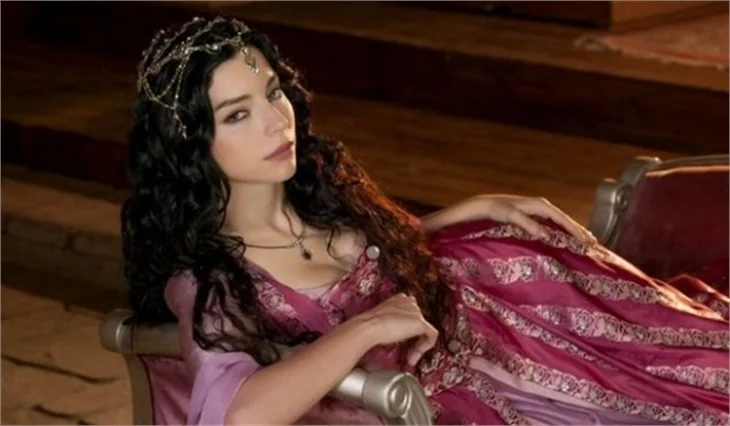 Merve Boluğur ve Gizem Karaca aynı dizide